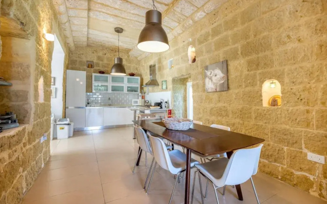 Ta Patee Pool Farmhouse in Gozo