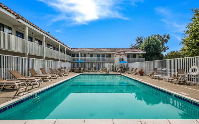 Super 8 by Wyndham Petaluma