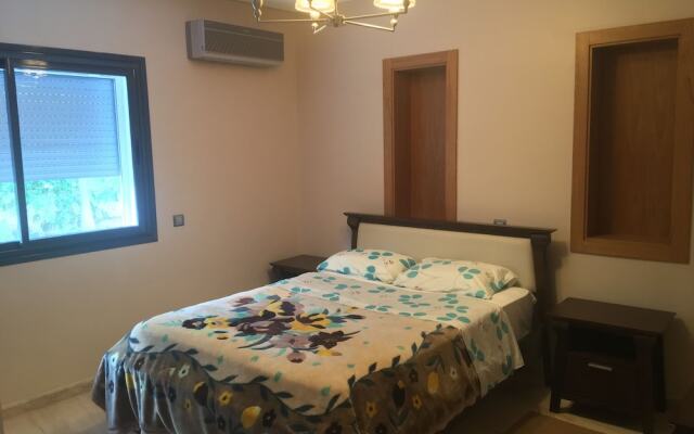 Luxurious 5 Bedrooms Villa Ref HI51053