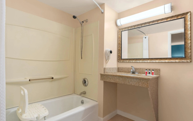 Days Inn by Wyndham Middletown/Newport Area