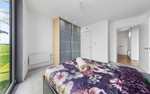 Penthouse 2-bed Apartment in The Heart Of E15