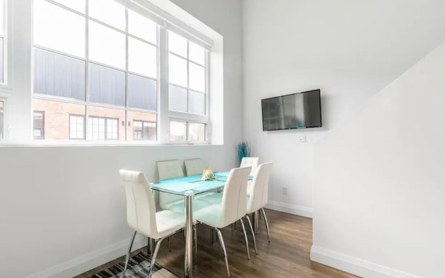 2Br Amazing Loft Free Parking Gym