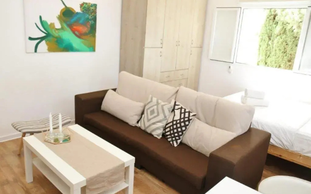 Holiday studio apartment near the Bahá ' í gardens