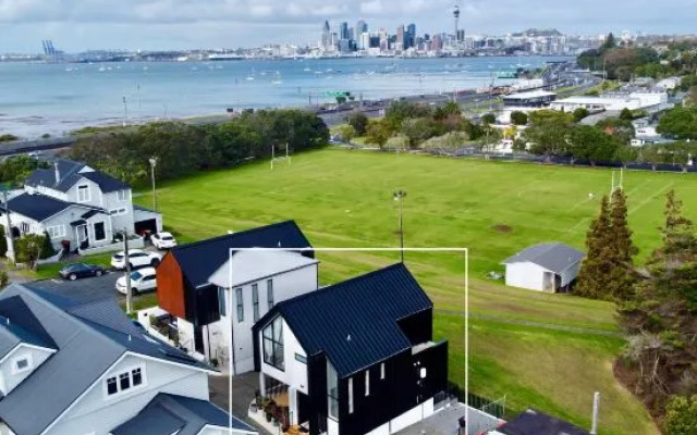 Scenic City Views  close to City Center