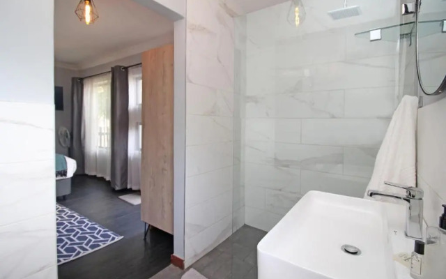 The Chameleon Stay @107