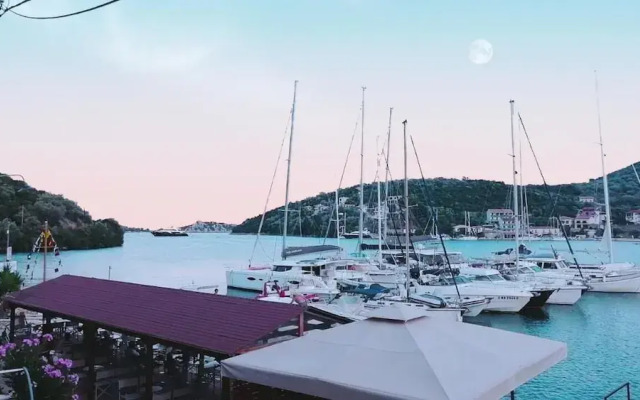 Fabulous apt. w breakfast near the sea