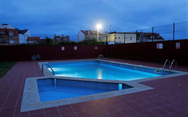 Apartamentos La Perla con piscina y parking