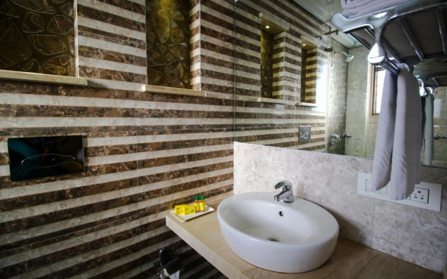 Super Townhouse OAK Regal Inn Near Sant Tukaram Nagar Metro Station
