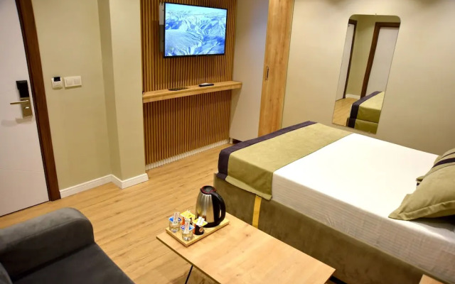 EdwinPlus Hotel