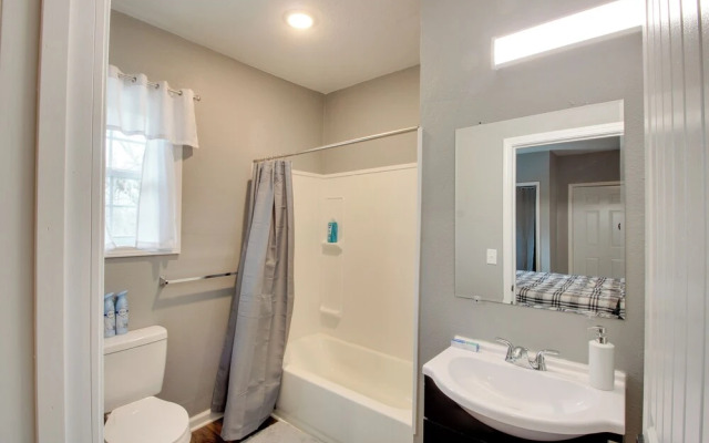 Cozy Missouri Escape w/ Balcony, Near Colleges!