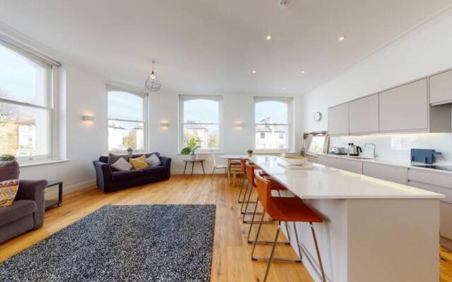 Superb 2 Bed Flat Camden 5 min walktube Station