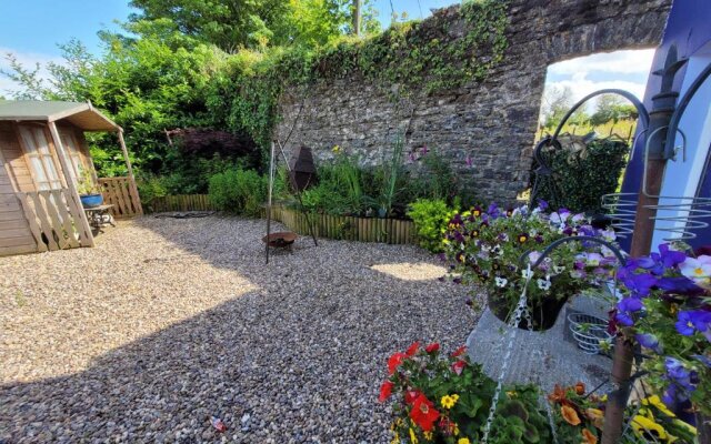 Cosy pet friendly cottage on our smallholding, friendly animals to meet, lovely countryside setting, small but comfy, sleeps up to 2 adults 1 child