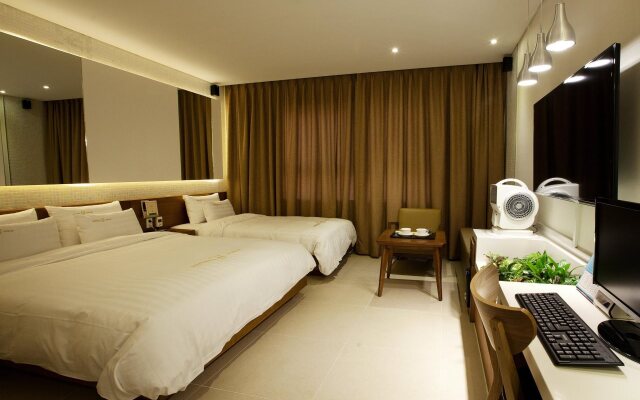 Polo Tourist Hotel