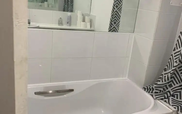 Charming 2-bed House in London