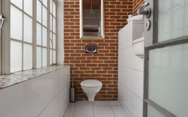 Wellington 7B - Adults Only