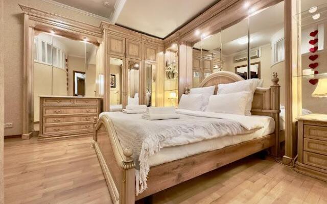 Апартаменты на 9-ой линии Васильевского острова 64/25