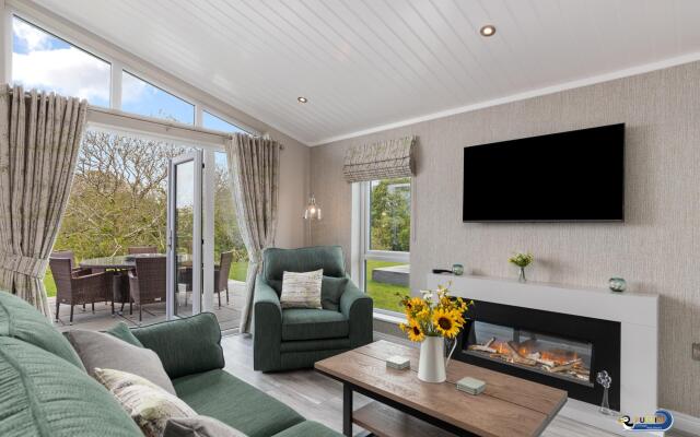 Trevelyn Lodge - Luxury Lodge Hot Tub Close to Beach