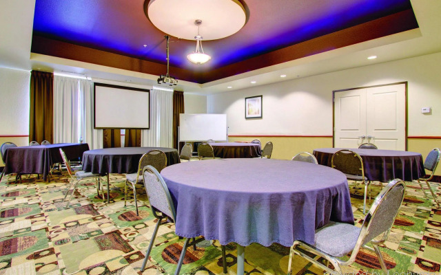 La Quinta Inn & Suites by Wyndham Denver Gateway Park