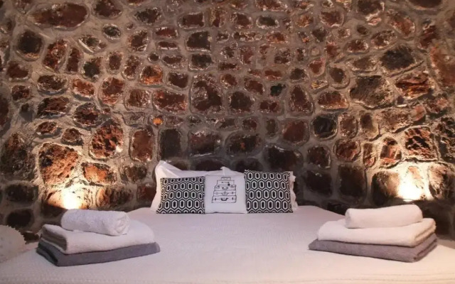 Karpimo & Fertimo Suites Santorini
