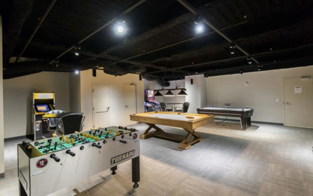 Vibrant Condo near Must-See Attractions