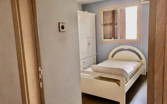 Renovated 2-bedroom flat with free parking, center