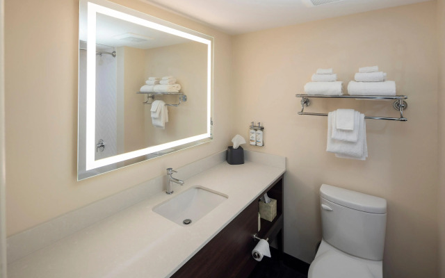 Holiday Inn Victoria Elk Lake by IHG