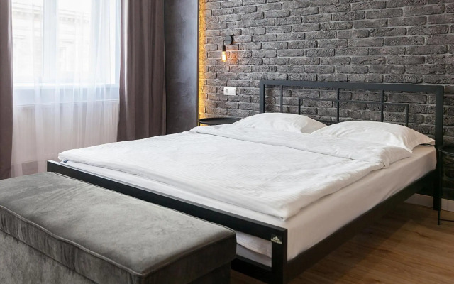 LEOGRAND Three Bedrooms VIP Apartment on Kniazia Romana 12