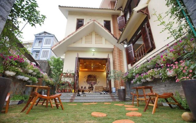 De Roses Ha Long Homestay Hostel