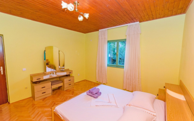 Apartments Mladenka