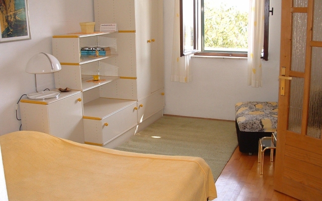 Apartment Sim - 130 m from sea: A1 Zuti Bol, Island Brac