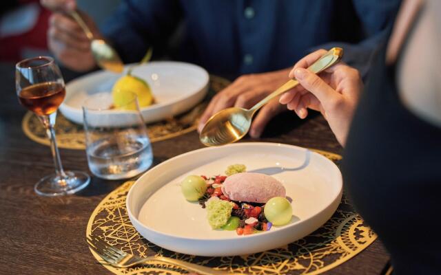 De Bonart Naples, Curio Collection by Hilton
