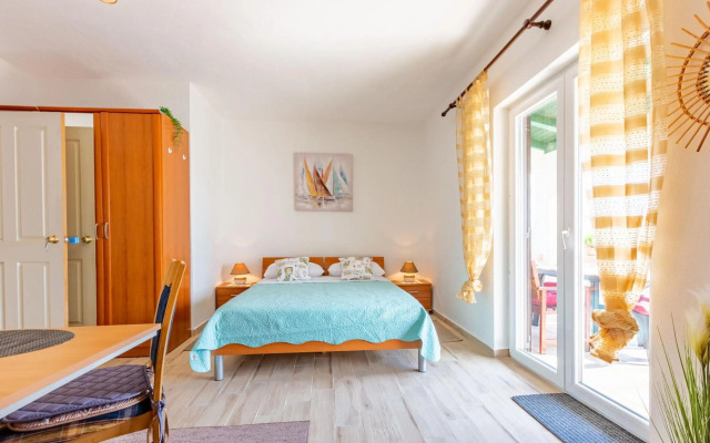 Mare-More studio w balcony and beach front and view