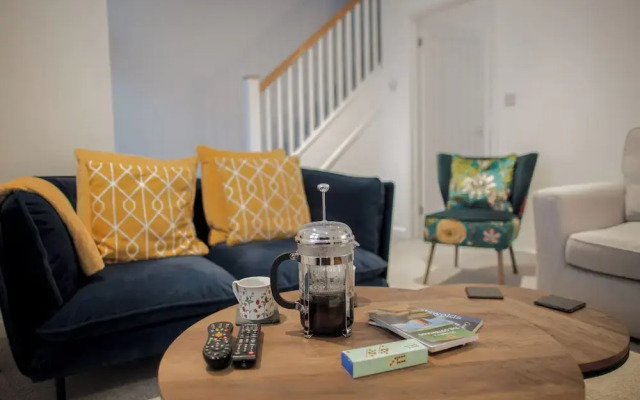 Stunning 2 BD with Patio & Free Parking