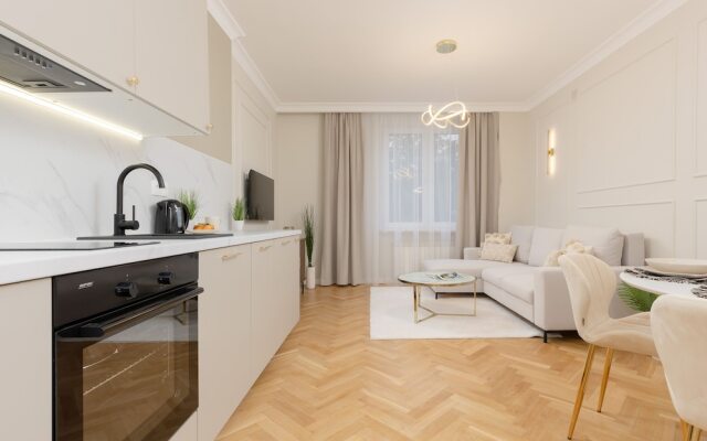 Bitwy Warszawskiej Apartment by Renters