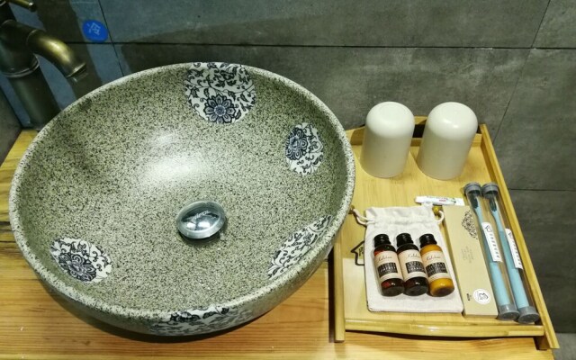 Yun Meng Qi  Inn