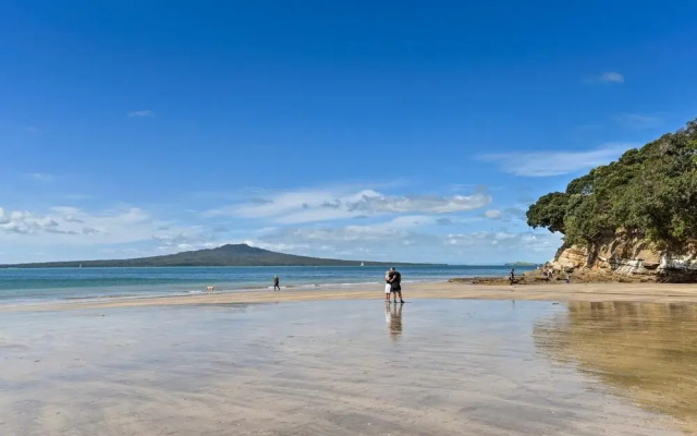 Takapuna Modern Guest house near beach