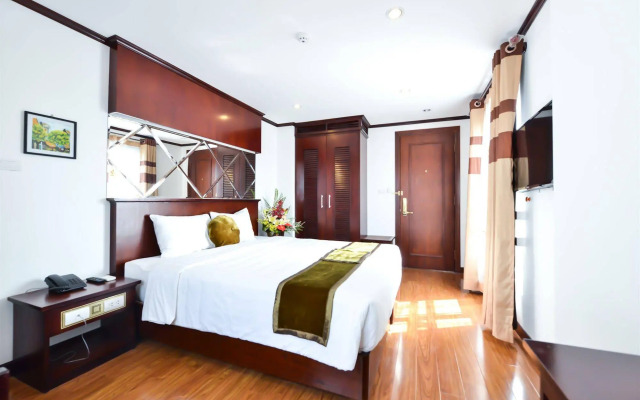 May De Ville Lakeside Hotel