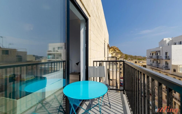 2 Bed Apartment w Distant Sea and Country Views