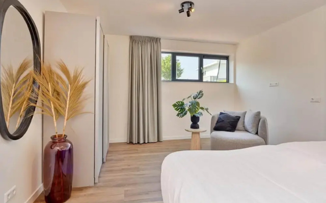 Houseboat With Private Roofed Terrace