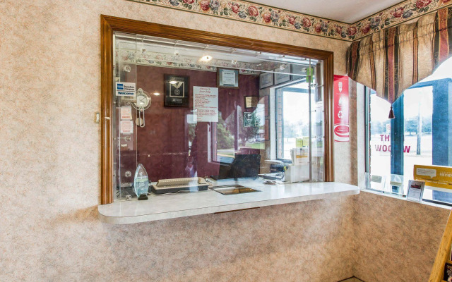 Econo Lodge North