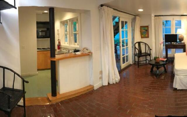Simonton Court Historic Inn & Cottages
