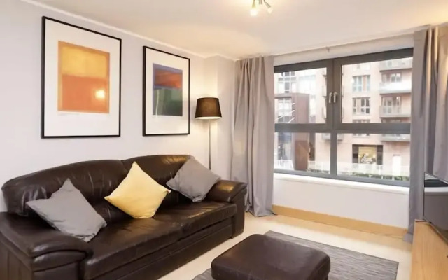 Leeds City Centre Apartment with River View