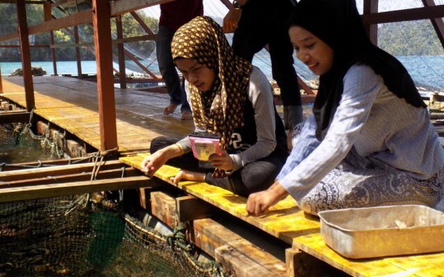 Terapung Hotel & Fish Garden