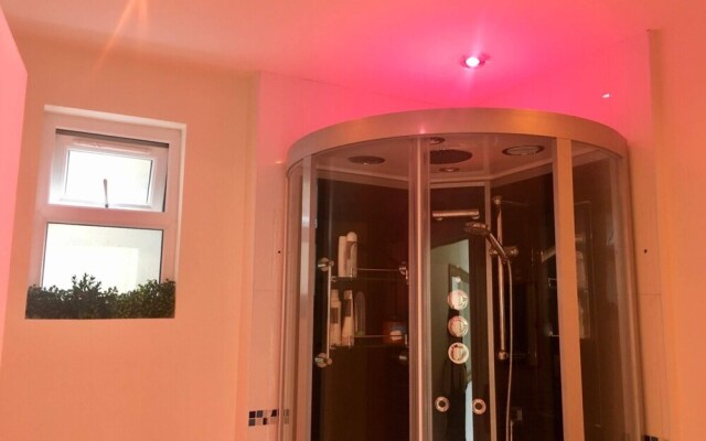 Bright 1 Bedroom Flat in West Hampstead With Balcony