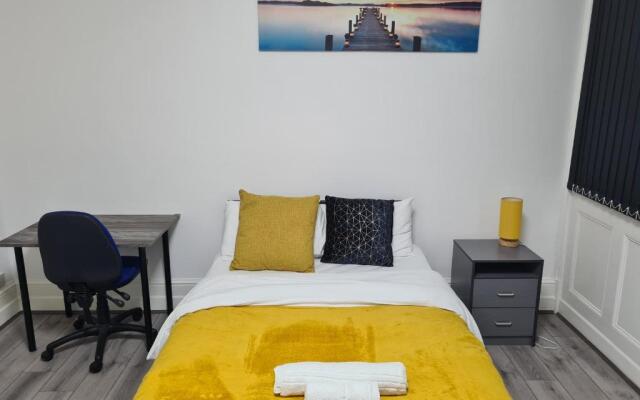 West Street 3-Bed 3-Ensuite Apartment Leicester