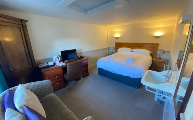 OYO Clovenfords Hotel