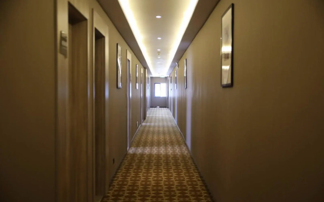 Ji Hotel (Zhenjiang Railway Station South Square)