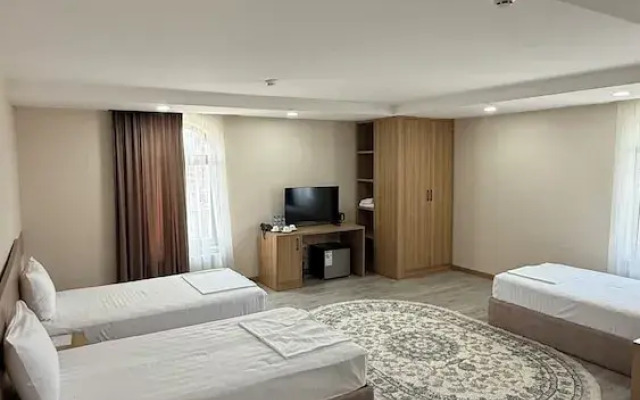 Отель Saroy Gardens