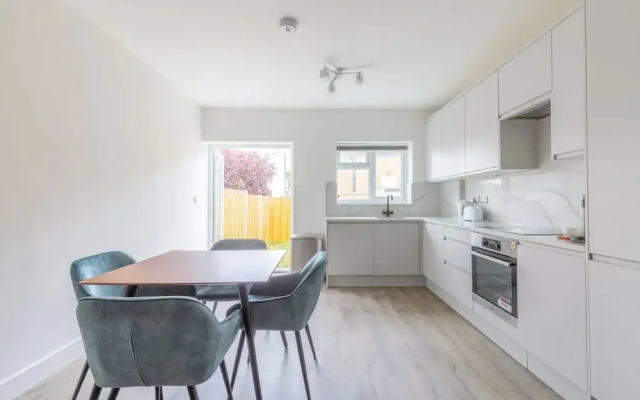 Contemporary 2 Bedroom in West London