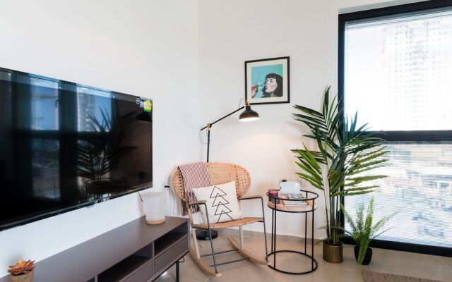 Artsy Modern Bright Apt in Bat Yam